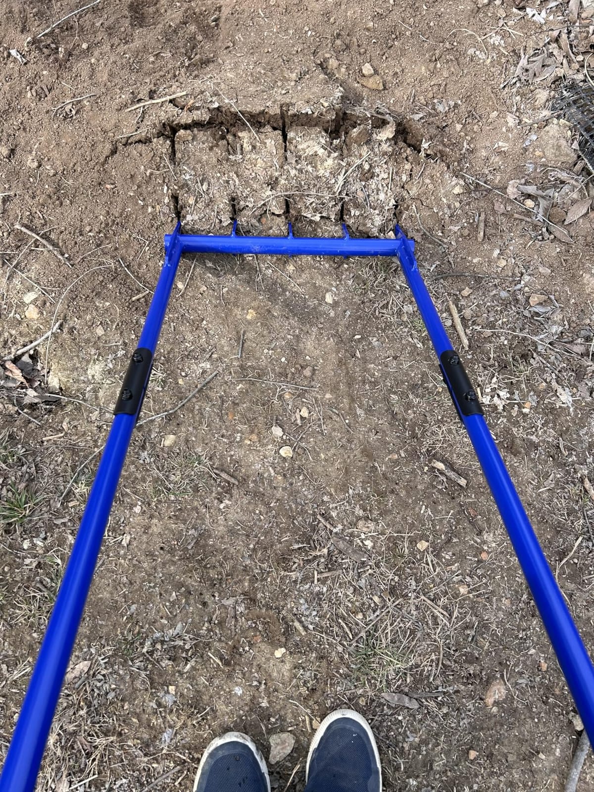 56'' Heavy Duty Broadfork for All the Soils, Detachable Design Pitchfork, 5 Sharp and Cambered 11'' Tines Bord Fork Garden Tool, Ergonomic Handles, Good Package, Easy Assembly, Blue. customer photo 2